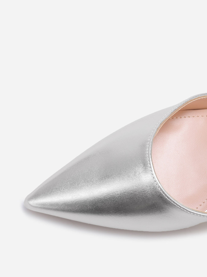 Escarpins argentés ouverts à brides croisées