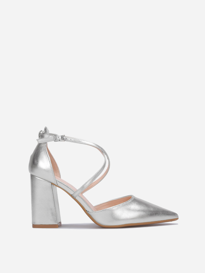 Escarpins argentés ouverts à brides croisées