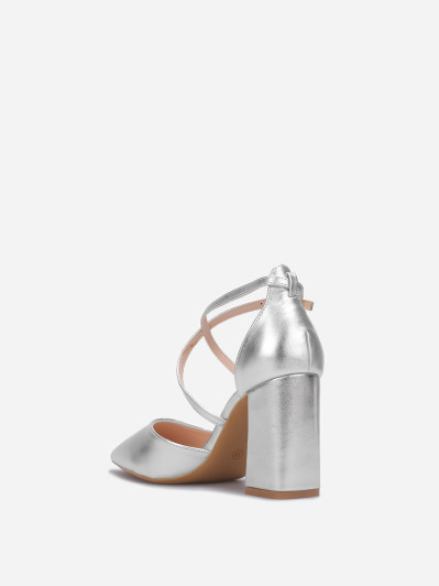 Escarpins argentés ouverts à brides croisées