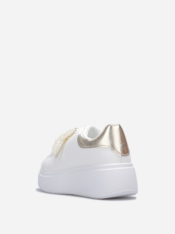Baskets compensées à perles dorées