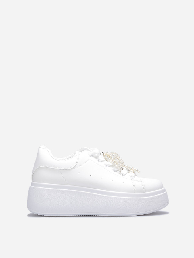 Baskets compensées à perles blanches