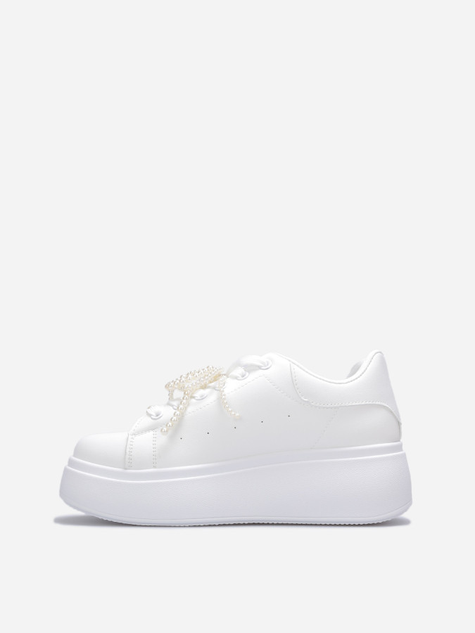 Baskets compensées à perles blanches