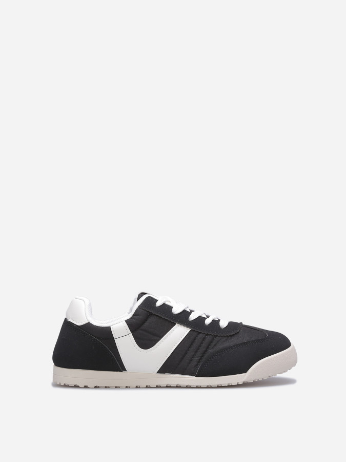 Baskets basses à effet matelassé noires