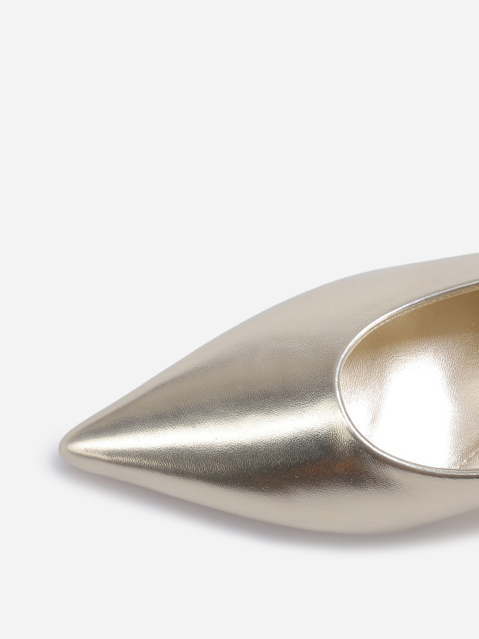 Escarpins slingback style rétro dorés