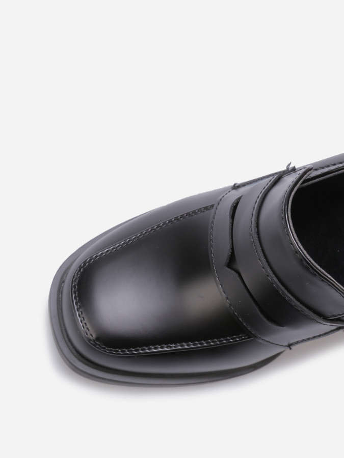 Mocassins à talon et bout carrés noirs