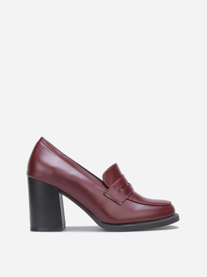 Mocassins à talon et bout carrés bordeaux