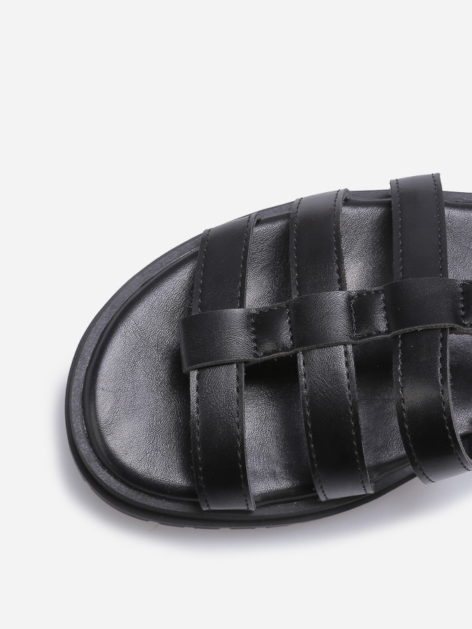 Sandales plates à boucles dorées noires