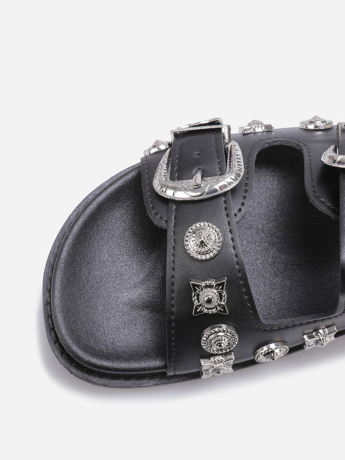 Mules à boucles et bijoux noires