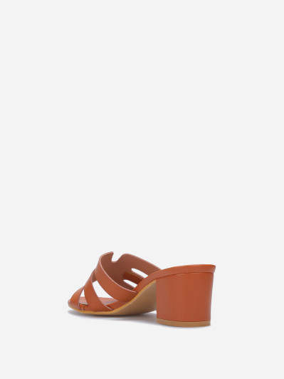 Mules à bride ajourée et talon camel