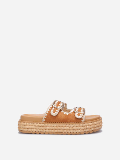 Mules bohèmes compensées en suédine camel avec boucles
