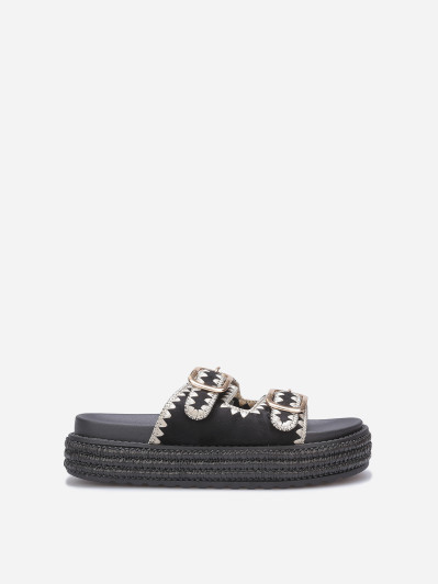 Sandales compensées bohèmes en suédine noire avec boucles métalliques et semelle tressée