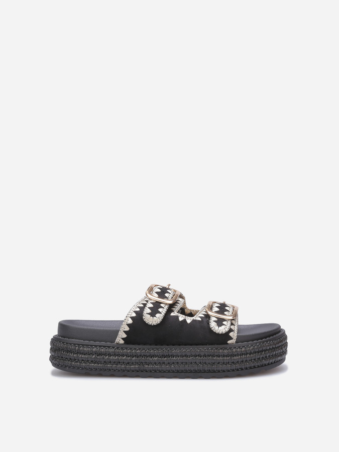 Sandales compensées bohèmes en suédine noire avec boucles métalliques et semelle tressée