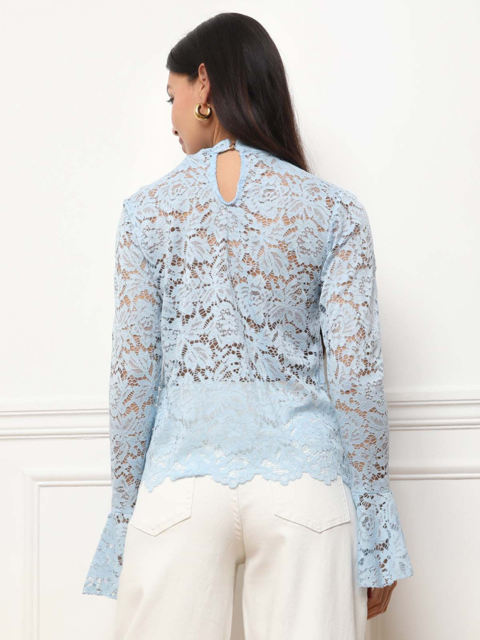 Top bleu clair en dentelle à manches évasées