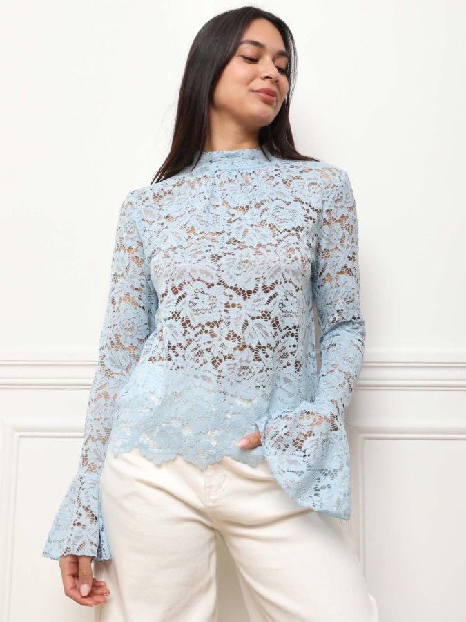 Top bleu clair en dentelle à manches évasées