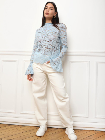 Top bleu clair en dentelle à manches évasées