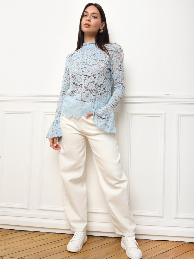 Top bleu clair en dentelle à manches évasées