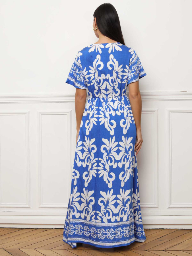 Robe longue à motifs bohèmes et fente bleue