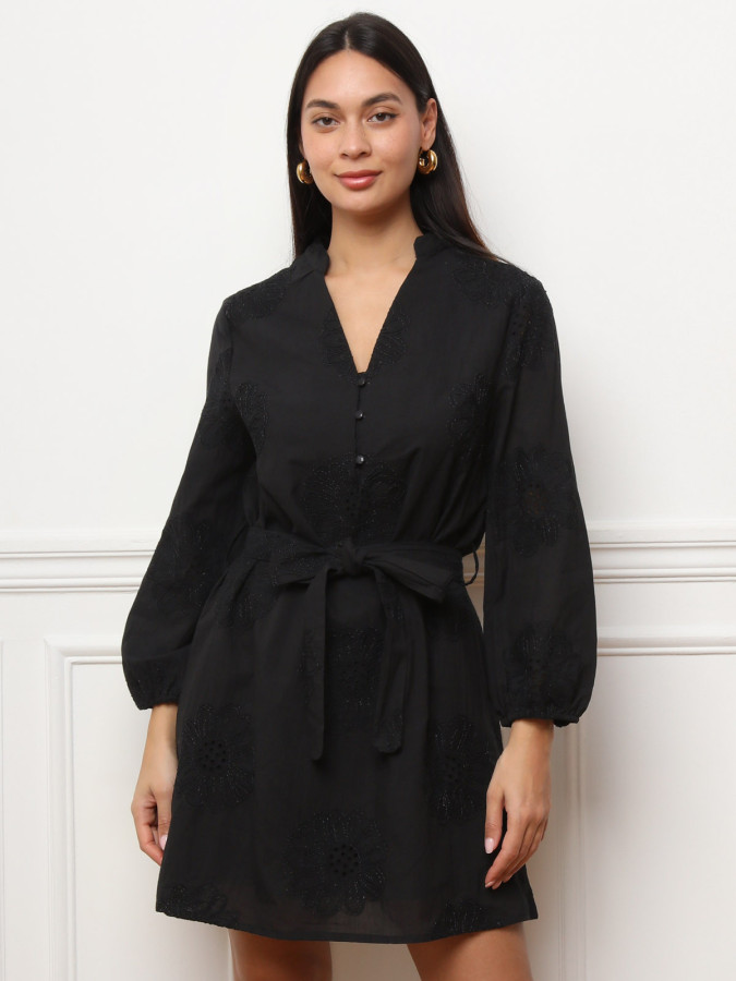 Robe brodée avec ceinture à nouer noire