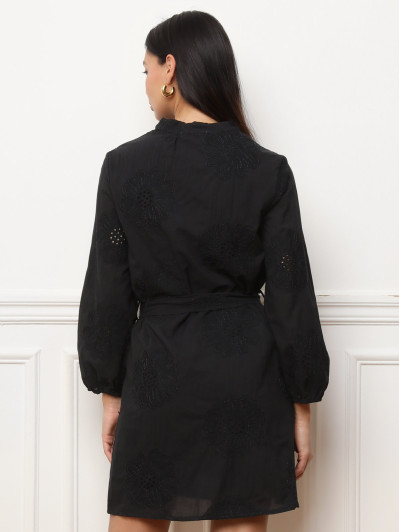 Robe brodée avec ceinture à nouer noire