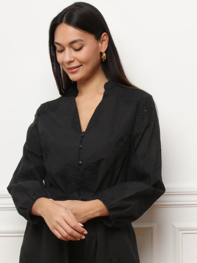 Robe brodée avec ceinture à nouer noire