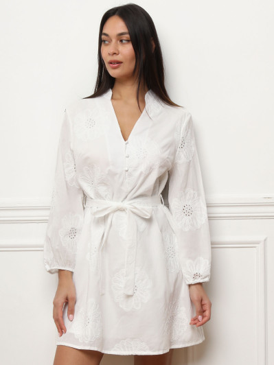 Robe brodée avec ceinture à nouer blanche