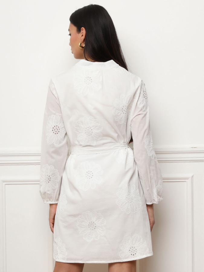 Robe brodée avec ceinture à nouer blanche