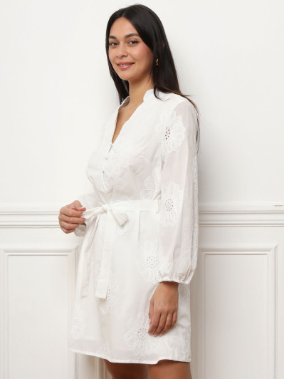 Robe brodée avec ceinture à nouer blanche