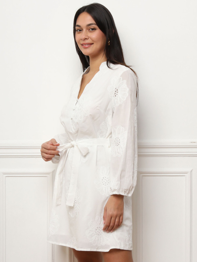 Robe brodée avec ceinture à nouer blanche