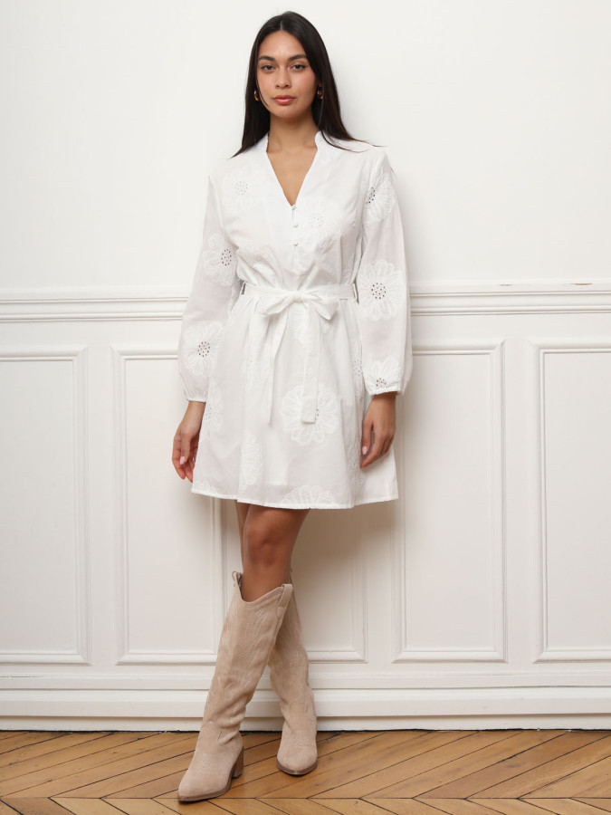 Robe brodée avec ceinture à nouer blanche