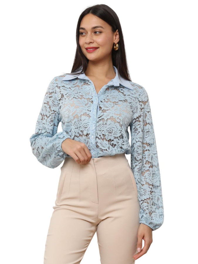Chemise bleu clair en dentelle à manches bouffantes