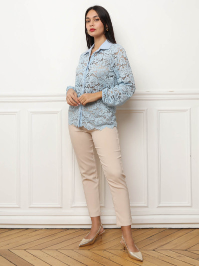 Chemise bleu clair en dentelle à manches bouffantes