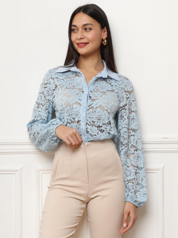 Chemise bleu clair en dentelle à manches bouffantes