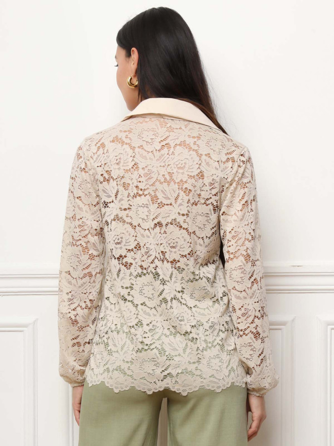 Chemise beige en dentelle à manches bouffantes