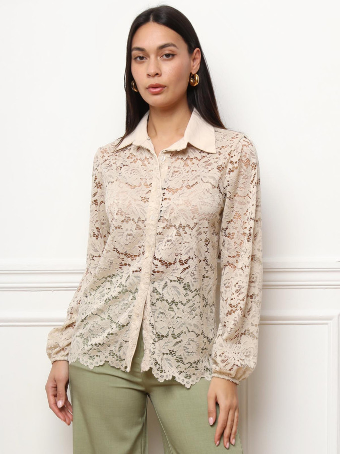 Chemise beige en dentelle à manches bouffantes