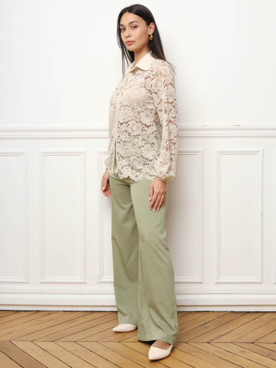 Chemise beige en dentelle à manches bouffantes