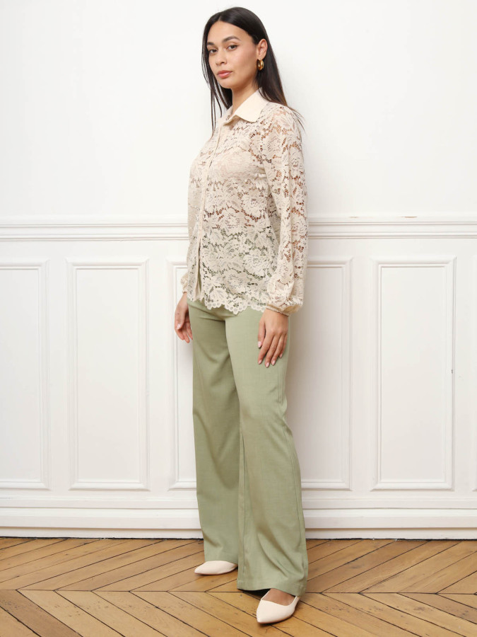 Chemise beige en dentelle à manches bouffantes