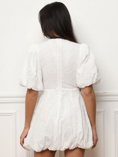 Robe blanche bouffante à broderies anglaises