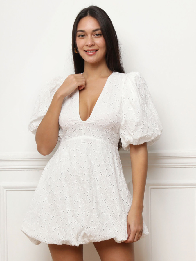Robe blanche bouffante à broderies anglaises