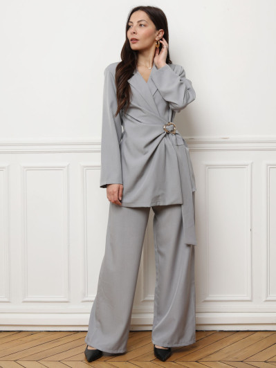 Ensemble costume gris cache-coeur à boucle dorée