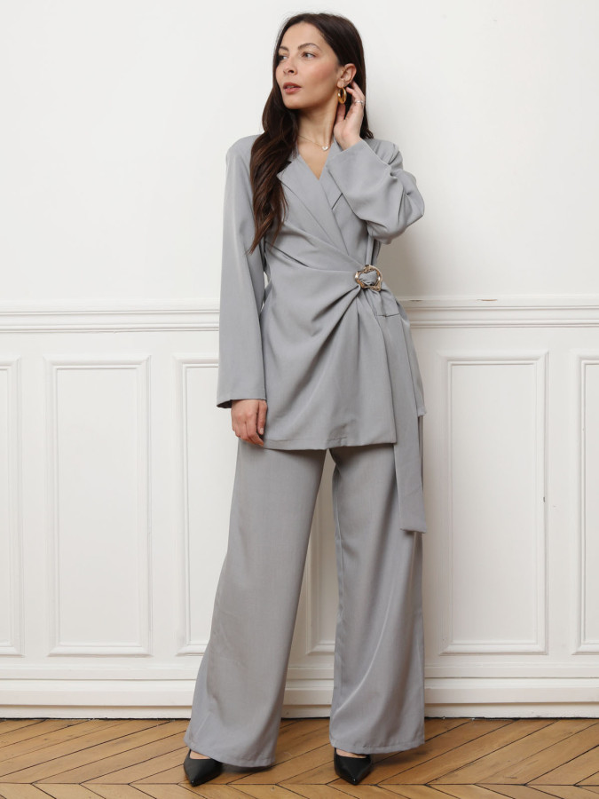 Ensemble costume gris cache-coeur à boucle dorée