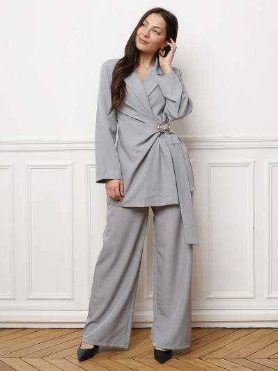 Ensemble costume gris cache-coeur à boucle dorée