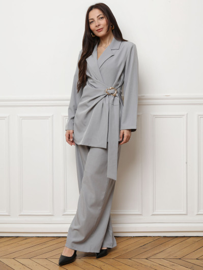 Ensemble costume gris cache-coeur à boucle dorée