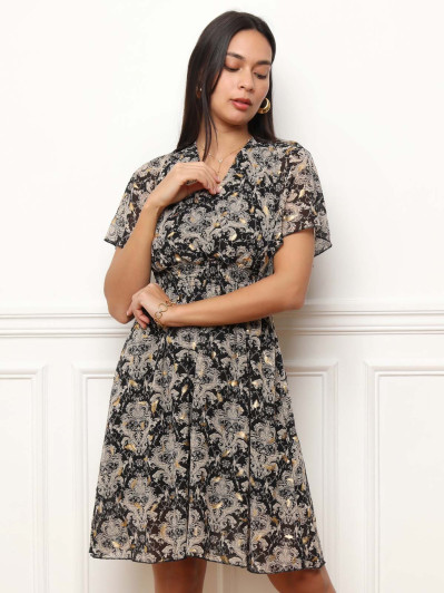 Robe noire évasée et cintrée à motifs