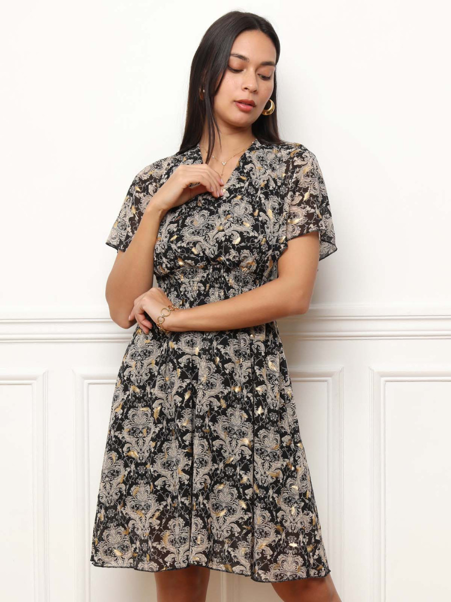 Robe noire évasée et cintrée à motifs