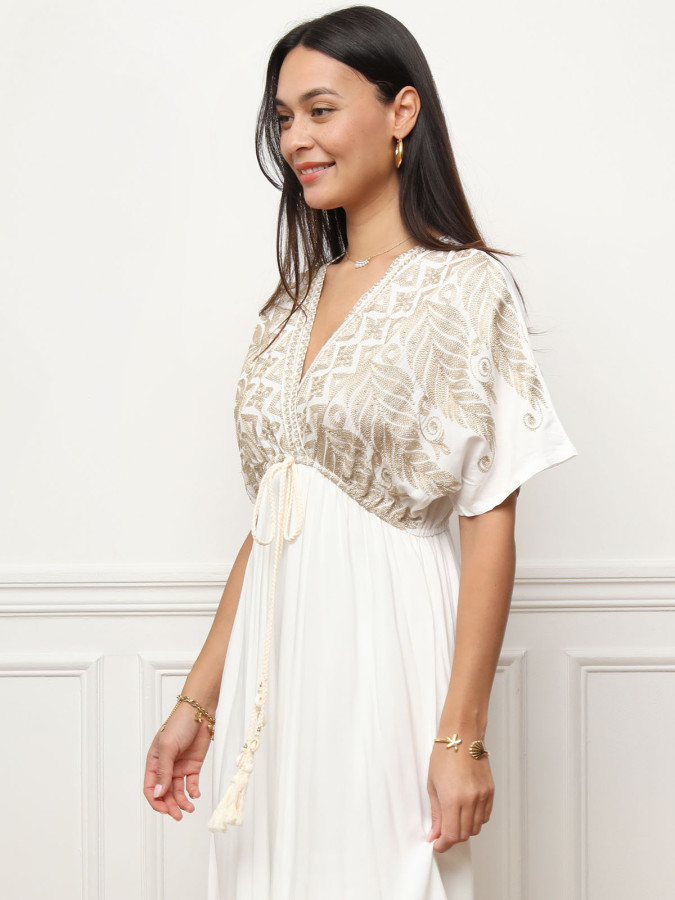 Robe longue blanche à broderies style bohème