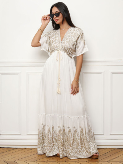 Robe longue blanche à broderies style bohème