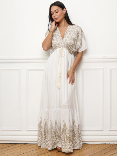 Robe longue blanche à broderies style bohème