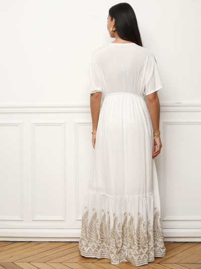 Robe longue blanche à broderies style bohème