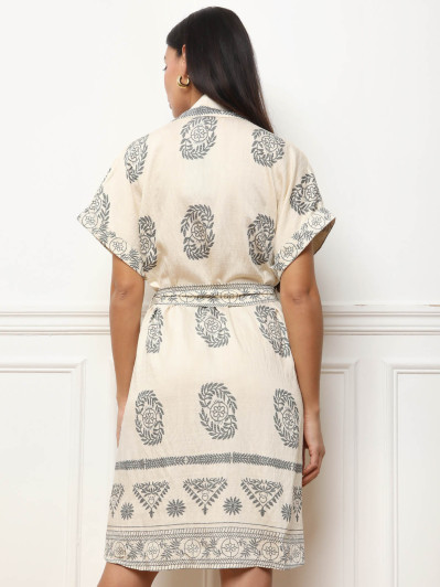 Robe chemise ceinturée à motifs bohèmes beige