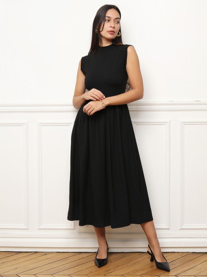 Robe noire mi-longue évasée